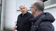 Der Sonnenofen sammelt Energie mit Spiegeln. Dr. Gerd Dibowski (links), Leiter der solaren Großanlagen am Deutschen Zentrum für Luft- und Raumfahrt in Köln, erhitzt damit Experimentierfelder auf über 2.500 Grad Celsius und kann Stahl zum Schmelzen bringen. Sonnenenergie für innovative Anwendungen in der Wissenschaft und in der Industrie. Ganz ohne Verbrennung fossiler Energieträger. Rechts: Moderator Karsten Schwanke. Der Sonnenofen sammelt Energie mit Spiegeln. Dr. Gerd Dibowski (links), Leiter der solaren Großanlagen am Deutschen Zentrum für Luft- und Raumfahrt in Köln, erhitzt damit Experimentierfelder auf über 2.500 Grad Celsius und kann Stahl zum Schmelzen bringen. Sonnenenergie für innovative Anwendungen in der Wissenschaft und in der Industrie. Ganz ohne Verbrennung fossiler Energieträger. Rechts: Moderator Karsten Schwanke.
