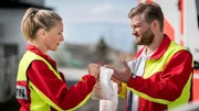 Nora (Tanja Wedhorn) und der Rettungssanit&auml;ter Lars Hinrichs (Bo Hansen) sind ein eingespieltes Team.