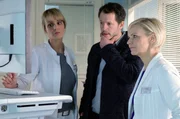 Tom Wolter (Mirko Lang, mi.) hat seine Tochter mit einer leichten Kopfverletzung in die Sachsenklinik gebracht. Weitere Untersuchungen durch Dr. Kathrin Globisch (Andrea Kathrin Loewig, re.) haben eine Fehlstellung im Hirn der Sechsj&auml;hrigen ergeben. Dr. Lea Peters (Anja Nejarri, li.) will diese so schnell es geht operieren.