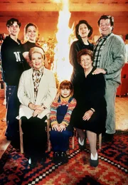 Ein Bild der perfekten Familienidylle vorm brennenden Christbaum: Gregor (Thomas Beyrhofer, li.), Kati Treichl (Martina Gedeck, li), ihre Schwester Luiserl Moor (Mona Seefried) und deren Mann Johannes, re) freuen sich mit Sissi (Mariella Hahn, Mitte) über die Überraschungsbesuche der beiden Großmütter Lilibet (Johanna von Koczian, li.) und Omama (Inge Konradi, re). Ein Bild der perfekten Familienidylle vorm brennenden Christbaum: Gregor (Thomas Beyrhofer, li.), Kati Treichl (Martina Gedeck, li), ihre Schwester Luiserl Moor (Mona Seefried) und deren Mann Johannes, re) freuen sich mit Sissi (Mariella Hahn, Mitte) über die Überraschungsbesuche der beiden Großmütter Lilibet (Johanna von Koczian, li.) und Omama (Inge Konradi, re).