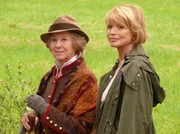 Barbara (Uschi Glas, re.) und ihre Mutter Elisabeth (Bibiana Zeller) vergessen, dass sie eingeladen sind. Barbara (Uschi Glas, re.) und ihre Mutter Elisabeth (Bibiana Zeller) vergessen, dass sie eingeladen sind.