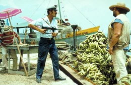 Banana Joe (Bud Spencer, r.) besitzt weder g&uuml;ltige Ausweispapiere noch eine Handelslizenz f&uuml;r seinen Bananenverkauf. Doch so leicht l&auml;sst er sich nicht unterkriegen ...