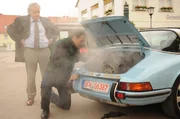 Mikes Kunde Herr Frei ist irritiert, als der Porsche plötzlich zu rauchen anfängt. Von links: Kunde Herr Frei (Bartholomäus Sailer) und Mike Preissinger (Harry Blank).