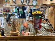 Ernst Diethart (Kunstschnitzer) beim Schnitzen des Griffes eines Taschenmessers Ernst Diethart (Kunstschnitzer) beim Schnitzen des Griffes eines Taschenmessers