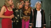 Mutz (Brigitte Renner, re.) will nach dem Freigang ihre Ruhe haben. Lollo (Isabella Schmid, li.), Ilse (Christine Schubert, 2.v.li.) und Uschi (Barbara Freier, 3.v.li.) wollen wissen, was mit ihr los ist.