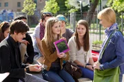 Marie Stein (Henriette Zimmeck, rechts) hat illegal einen Film aus dem Internet heruntergeladen, um sich bei ihren Klassenkameraden Anerkennung zu verschaffen. Als sie Steffen Siebert (Timon Wloka, links) den USB-Stick überreicht, muss Marie jedoch erkennen, dass sich nichts geändert hat. Ihre Rivalin Jennifer Taubitz (Helena Sigmund-Schultze) präsentiert ein völlig entstelltes Foto von Marie, welches sie gepostet hat. Marie Stein (Henriette Zimmeck, rechts) hat illegal einen Film aus dem Internet heruntergeladen, um sich bei ihren Klassenkameraden Anerkennung zu verschaffen. Als sie Steffen Siebert (Timon Wloka, links) den USB-Stick überreicht, muss Marie jedoch erkennen, dass sich nichts geändert hat. Ihre Rivalin Jennifer Taubitz (Helena Sigmund-Schultze) präsentiert ein völlig entstelltes Foto von Marie, welches sie gepostet hat.