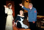 L-R: Beate (Svantje Wascher), Sabine (Anette Hellwig) und Max Koch (Fritz Muliar)