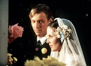 Noch stehen Olivia (Deborah White, r.) und Bob (Bruce Davison, l.) glücklich vor dem Traualtar ... Noch stehen Olivia (Deborah White, r.) und Bob (Bruce Davison, l.) glücklich vor dem Traualtar ...