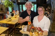 Tobias K&auml;mmerer mit Julia P&auml;sler im Restaurant &bdquo;die Wetterburg&ldquo; in Bad Arolsen-Wetterburg.