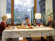 MDR Fernsehen IN ALLER FREUNDSCHAFT FOLGE 234, "Junges Gl&uuml;ck", am Samstag um 15:10 Uhr. Kathrin Globisch (Andrea Kathrin Loewig), Lukas (Jan Draeger) und Manfred Landau (Christian Oscar Spitzl) schmieden Zukunftspl&auml;ne: Wie soll es nach der Geburt von Valeries Baby weitergehen?