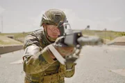 Peter (39) am Schießstand. Er bildet Soldaten im sicheren Umgang mit der Waffe aus. Peter (39) am Schießstand. Er bildet Soldaten im sicheren Umgang mit der Waffe aus.