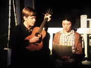 Jason (Jon Walmsley, l.) hat ein neues Lied komponiert und will, dass Sally (Erin Moran, r.) dieses in Bobby Bigelows Band singt ...