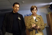 Zach Nichols (Jeff Goldblum) und Megan Wheeler (Julianne Nicholson) rollen einen alten Fall nochmals auf und befragen eine wichtige Zeugin. Zach Nichols (Jeff Goldblum) und Megan Wheeler (Julianne Nicholson) rollen einen alten Fall nochmals auf und befragen eine wichtige Zeugin.