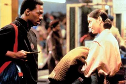 Sender: SAT.1 Programmwoche: 48/2002 Datum: 23.11.2002 Uhrzeit: 20.15 Titel: Auf der Suche nach dem goldenen Kind Originaltitel: The Golden Child Land: USA Jahr: 1986 Genre: Actionkom&ouml;die Bildnummer: 95115006 Fotonachweis: Sat.1 Vermerk: ABDRUCK HONORARFREI - Nur im Zusammenhang mit SAT.1 Sendetermin Bildtext: Der st&auml;ndig witzelnde Sozialarbeiter Chandler (Eddie Murphy, l.) sieht sich pl&ouml;tzlich in einen Kampf mit &uuml;berirdischen Kr&auml;ften verstrickt. Ein Orakel besagt, dass nur er das heilbringende goldene Kind vor dem B&ouml;sen retten kann. Mit Hilfe der attraktiven Tibetanerin Kee Nang (Charlotte Lewis, r.) macht er sich auf die Suche nach dem entf&uuml;hrten Kind...