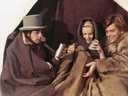 Die Familie Bush hat den Treck ohne die Nichte Ellen Wade verlassen. Glücklich ist Ellen (Catherine Jourdan) zu Paul Hover (Robert Benoit, r.) auf den Wagen geklettert. Zufrieden lächelt Dr. Battius (Gabriel Gason, l.). Die Familie Bush hat den Treck ohne die Nichte Ellen Wade verlassen. Glücklich ist Ellen (Catherine Jourdan) zu Paul Hover (Robert Benoit, r.) auf den Wagen geklettert. Zufrieden lächelt Dr. Battius (Gabriel Gason, l.).