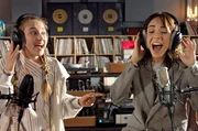 Lucy (Kensington Tallman, l.) und ihre Stiefmutter Francesca (Eleonora Facchini) singen gemeinsam in einem Studio. Lucy (Kensington Tallman, l.) und ihre Stiefmutter Francesca (Eleonora Facchini) singen gemeinsam in einem Studio.