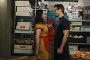 Plötzlich wird's heiß im Kühlraum: Die Kellnerin Max (Kat Dennings, l.) und der Gast Johnny (Nick Zano, r.) flirten heftig.