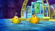 Fröhlich machen sich Timmy und Bess mit UMA und Taucher Tom daran, ein Schiffswrack zu verschrotten. Fröhlich machen sich Timmy und Bess mit UMA und Taucher Tom daran, ein Schiffswrack zu verschrotten.