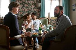 Toni (Adnan Maral, re.) und Ehefrau Anne (Jule Ronstedt, li.) erfahren, dass Franzi (Lena Meckel) und Osman (Aram Arami) heiraten m&ouml;chten.