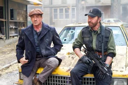 Barney Ross (Sylvester Stallone l.) und Booker (Chuck Norris)  Die Verwendung des sendungsbezogenen Materials ist nur mit dem Hinweis und Verlinkung auf RTL+ gestattet.