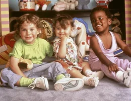 Die Geschwister Mikey (Megan Milner, li.) und Julie (Lorne Sussman, Mi.) mit einem Freund (Damon Wayans, re.).