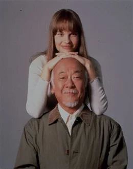 Nach anf&auml;nglicher Ablehnung findet die m&uuml;rrische und in sich gekehrte Julie (Hilary Swank, oben) Gefallen an Mr. Miyagis (Noriyuki "Pat" Morita, unten) Lehren der Philosophie und seinen fern&ouml;stlichen Kampftechniken ...