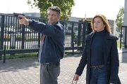Hauptkommissarin Kerstin Klar (Fiona Coors) und Oberkommissar Max Fischer (Max Hemmersdorfer) bei der Verfolgung eines Verdächtigen. Hauptkommissarin Kerstin Klar (Fiona Coors) und Oberkommissar Max Fischer (Max Hemmersdorfer) bei der Verfolgung eines Verdächtigen.