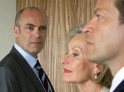 ARD GELD.MACHT.LIEBE, Folge 2, IM FADENKREUZ. Alexander Blessmann (Peter Kremer, links) hasst Markus von Rheinberg (Roland Koch) und seine Mutter Lilo (Gerlinde Locker).