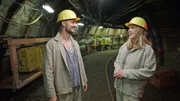 Der Bitcoin-Miner Frederik D&uuml;rr (links) und Katjana Gerz (rechts) stehen in einer alten Bergbaumine. Dort treffen das neue Bitcoin-Mining und das traditionelle Mining aufeinander. Denn hier wird Frederik einen Mining-Rechner anschlie&szlig;en, um Katjana das Mining zu zeigen.