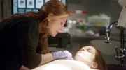 Maura Isles (Sasha Alexander) untersucht die Leiche von Dr. Carla Dalton (Laura Niemi) und guckt sich dabei die t&ouml;dliche Wunde genauer an. Wer hat die &Auml;rztin nur umgebracht?