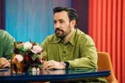 Der TV-Moderator Jan K&ouml;ppen lauscht dem Tischgespr&auml;ch in der ZDFneo-Show "Neo Ragazzi".