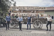 Gruppenfoto der Landfrauen vor dem Begr fc dfungsschild. Von links: Karina Schwarzbauer, Monika Bernhard (oben), Nina Wagner, Nicole Roth, Anja Raithel, Lena Zimmermann und Eva Gottschaller.