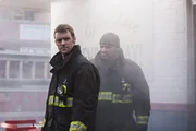 Matthew Casey (Jesse Spencer, l.) und sein Kollege Joe Cruz (Joe Minoso) werden zu einem brennenden Restaurat gerufen. Die Spuren am Einsatzort deuten auf Brandstiftung hin.    +++