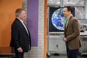 "The Big Bang Theory", "Die Prominenten-Peinlichkeit." Amy und Sheldon sind zu Wil Wheatons 'Professor Proton-Sendung' als Spezialg&auml;ste eingeladen. Dort erlebt Sheldon eine gro&szlig;e &Uuml;berraschung, als sein Idol William Shatner erscheint! Es kommt zu einem gro&szlig;en Kampf zwischen den Freunden, da bekannt wird, dass Wil 'Dungeons und Dragons' mit seinen ber&uuml;hmten Freunden spielt und es noch einen freien Platz f&uuml;r einen weiteren Mitspieler gibt. Jeder will William Shatner, Joe Manganiello, Kareem Abdul-Jabbar und Kevin Smith aus der N&auml;he sehen.Im Bild (v.li.): William Shatner (William Shatner), Jim Parsons (Sheldon Cooper).