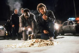Wieder einmal haben die beiden Cops Riggs (Mel Gibson, r.) und Murtaugh (Danny Glover) bei einer Verfolgungsjagd einen ganzen Stra&szlig;enzug in Schutt und Asche gelegt.