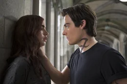 Kein normaler Mensch kann Schattenj&auml;ger wie Alec (Kevin Zegers, r.) sehen, wenn sie das nicht wollen, doch Clary (Lily Collins, l.) kann pl&ouml;tzlich nicht nur Alec und seine Mitk&auml;mpfer, sondern auch die D&auml;monen, Werw&ouml;lfe und Vampire, die sich durch die New Yorker Unterwelt schlagen, sehen ...
