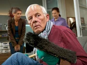 Als Pia Heilmann (Hendrikje Fitz, hinten links) und Charlotte Gauss (Ursula Karusseit, hinten rechts) nach Hause kommen, finden sie Otto Stein (Rolf Becker, vorn) v&ouml;llig verst&ouml;rt und ver&auml;ngstigt auf dem Sofa vor. Als er den beiden erkl&auml;rt, eine Vogelspinne im Haus gesehen zu haben, macht sich Charlotte vor der ganzen Familie &uuml;ber ihren Mann lustig.