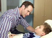 MDR Fernsehen IN ALLER FREUNDSCHAFT FOLGE 221, "Blutsbande", Dr. Achim Kreutzer (Johannes Steck) sorgt sich um seinen Sohn Heiko (Ludwig Zimmeck). Die Ursache f&uuml;r seine Bauchschmerzen scheinen unerkl&auml;rlich, denn der Verdacht einer Lebensmittelvergiftung wurde nicht best&auml;tigt und auch die Entfernung des Blinddarms hat an Heikos schlechtem Gesundheitszustand nichts ge&auml;ndert.