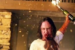 Mit Molotow-Cocktails will der entfesselte Mars Krupcheck (Ben Foster) die Villa in Brand stecken ...