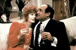 Zusammen mit Carol Dodsworth (Anita Morris, l.) feiert der Gesch&auml;ftsmann Sam Stone (Danny DeVito, r.) die Entf&uuml;hrung seiner ungeliebten Ehefrau ...