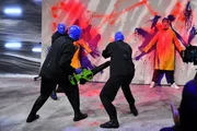 Blue Man Group (l.); Bastian Bielendorfer (r.)
