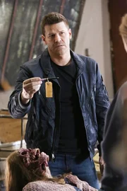 Als Booth mit den forensischen Ermittlern am Tatort eintrifft, wird schnell klar, dass der Serienmörder ein weiteres Mal zugeschlagen hat. Als Booth mit den forensischen Ermittlern am Tatort eintrifft, wird schnell klar, dass der Serienmörder ein weiteres Mal zugeschlagen hat.