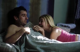 Bei Darcie (Elisha Cuthbert, r.) vergeht dem Pseudostudenten Mitch (Luke Wilson, l.) schon bald das Lachen ...