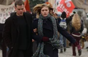 W&auml;hrend die CIA noch versucht, Jason Bourne (Matt Damon, l.) zu schnappen, wei&szlig; Nicky (Julia Stiles, r.), dass er ihnen immer einen Schritt voraus sein wird ...