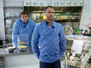 Torben Unger (Andr&eacute; R&ouml;hner, rechts) war vom ersten Moment in Maja J&auml;ger verliebt. Um auf der sicheren Seite zu sein, hat er mit seinem Freund und Chef Paul Menke (Pierre Kiwitt) eine Abmachung, dass Paul die Finger von Maja l&auml;sst.