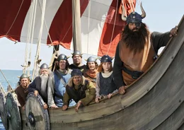 Auf der Suche nach den entf&uuml;hrten Kindern entdecken Halvar (Waldemar Kobus, r.), Wickie (Jonas H&auml;mmerle, 2.v.r.) und die starken M&auml;nner &ndash; Snorre (Christian Koch, 4.v.r.), Ulme (Patrick Reichel, 3.v.r.), Faxe (J&ouml;rg Moukaddam, 4.v.l.), Tjure (Nic Romm, 3.v.l.), Urobe (Olaf Kr&auml;tke, 2.v.l.) und Gorm (Mike Maas, l.) -  wer wirklich hinter der fiesen Tat steckt.