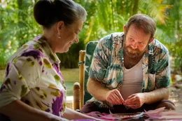Hampton (Kerry Fox), Laurens Gesch&auml;ftspartnerin,  musste kurzfristig als Hochzeitsplanerin einspringen und lernt in Darwin Laurens Vater Trevor (Huw Higginson) kennen.