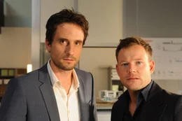 L-R: Peter (Oliver Mommsen) und Kann Oliver (Mathias Schlung)