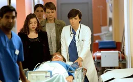 Die &Auml;rztin (Charlotte Bohning) schiebt den hirntoten Paul Lohmann (Bjarne M&auml;del) zur Organentnahme, begleitet von Sonja (Amber Bongard, 2.v.l.) und Edith (Katharina Marie Schubert, 2.v.r.).