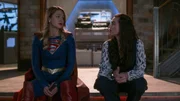 Kara alias Supergirl (Melissa Benoist, l.) Lena Luthor (Katie McGrath, r.)